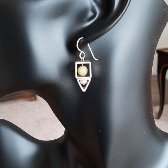 Vintage silver toned drop earrings with green stone in the middle. - Picture 1 of 3